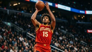 紅色亞特蘭大球衣15號籃球運動員在場館中投籃
