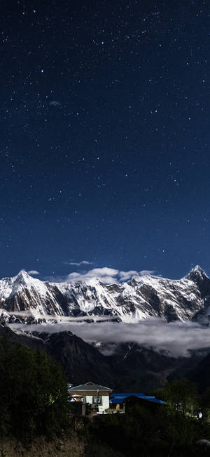 星空下，山谷中的一間小屋。