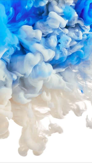 藍白墨水在水中流動的動態漩渦。