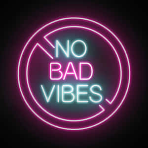 霓虹燈牌以粉紅和藍光顯示 no bad vibes。