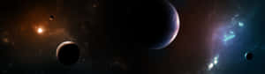廣闊的太空場景，在深邃的黑色虛空中佈滿色彩繽紛的星雲、行星和恆星。