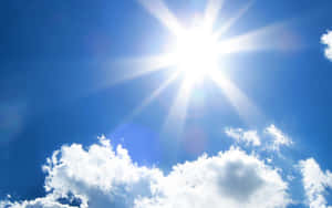 太陽穿過藍天和白雲明亮地照耀