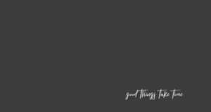 深灰色背景，帶有白色草書勵志名言 good things take time。