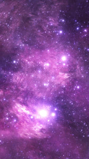深空中帶有發光恆星和宇宙塵埃的紫色星雲。 — 紫色美學 壁紙