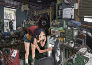 動漫女孩在雜亂的工作室裡，周圍是機械零件和工具。 — 動漫房間 壁紙