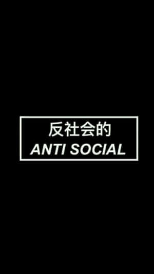 黑色背景，矩形內以英文和中文顯示白色文字「anti social」。