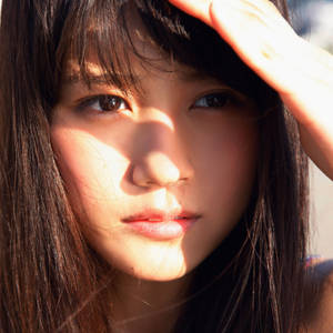 年輕女子舉手遮擋刺眼陽光。 — 太陽 壁紙