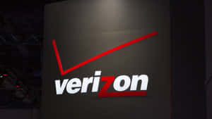 Verizon標誌在深色牆壁上以紅色和白色照明。
