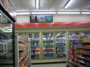 7-Eleven店內設有飲品冷藏櫃和零食貨架。