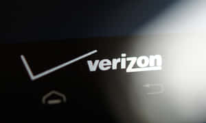 Verizon標誌在智能手機屏幕上，帶有模糊的導航圖標。