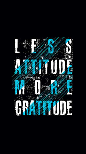 文字圖形，上面寫著 less attitude more gratitude，藍色和白色字體在黑色背景上。 — 語錄 壁紙