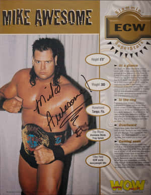 ECW 摔角手 Mike Awesome 赤裸上身，手持冠軍腰帶，並在雜誌上簽名。