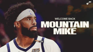 戴頭帶和球衣的籃球運動員，上面有文字歡迎回來 mountain mike。 — 山景 壁紙
