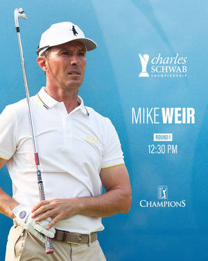 職業高爾夫球手 Mike Weir 在 Charles Schwab Championship 第一輪比賽中手持球桿。 — 高爾夫球 iPhone 壁紙