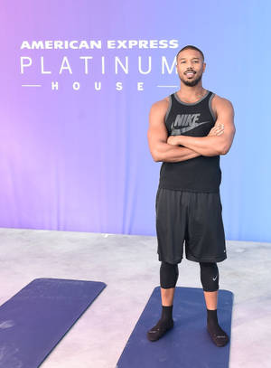 穿著Nike裝備的運動型男子在American Express Platinum House活動中站在瑜伽墊上。 — Jordan 標誌 GIF 壁紙