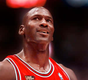 米高佐敦身穿紅色公牛隊球衣在NBA總決賽比賽中大汗淋漓。 — 邁克爾·喬丹 壁紙