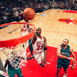 米高佐敦在NBA比賽中空中灌籃，與夏洛特防守球員對抗。 — Jordan 標誌 GIF 壁紙