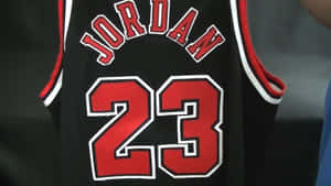 黑色籃球球衣，帶有紅色和白色的「JORDAN 23」文字。 — Jordan 標誌 GIF 壁紙