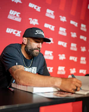 UFC拳手在記者會上簽名。