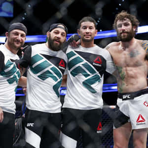 四名身穿Reebok裝備的UFC拳手在八角籠內一起擺姿勢。