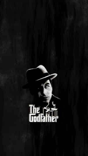 一個戴著費多拉帽的男人，深色背景上有『The Godfather』電影標題。