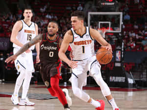 丹佛金塊隊球員在NBA季後賽籃球比賽中運球。