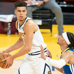 籃球運動員在比賽中運球時被防守。