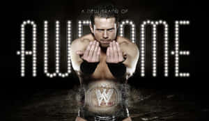摔角手雙手向前，WWE腰帶在發光文字下於腰間碎裂。