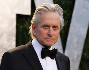 一位身穿黑色禮服和領結的男士在活動中。 — 星形 壁紙