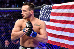UFC拳手在八角籠中與美國國旗一起