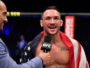 UFC拳手披著美國國旗在賽後訪問中微笑