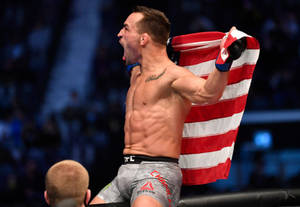MMA拳手在擂台上高舉美國國旗慶祝勝利。