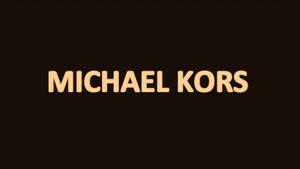 Michael Kors 品牌標誌以米色文字顯示在深棕色背景上。 — 火影忍者海報 壁紙