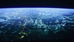 從太空觀看地球的夜景，顯示城市燈光和雲層。