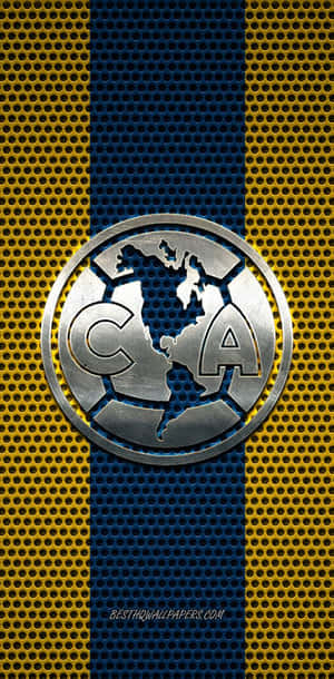 Club América 足球隊標誌在穿孔藍色和黃色金屬背景上。
