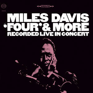Miles Davis《Four & More》專輯封面，以粉紅色圖形肖像呈現這位爵士小號手。 — 音樂 GIF 壁紙