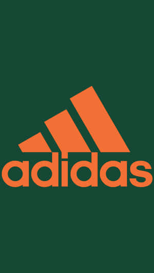 深綠色背景上的橙色 adidas 標誌