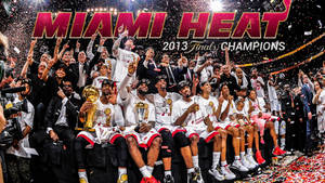 邁阿密熱火籃球隊以獎盃和五彩紙屑慶祝2013年NBA總決賽冠軍勝利。 — 熱力 壁紙