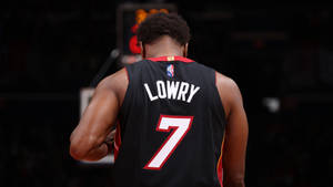 籃球運動員Lowry在球場上穿著7號球衣。 — 熱力 壁紙