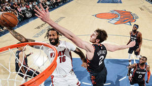NBA籃球球員在被防守下嘗試入樽。 — 熱力 壁紙
