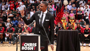 基斯·波殊在他的退役儀式上發言，旁邊展示著NBA獎盃。 — 邁阿密熱火 壁紙