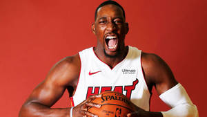 身穿邁阿密熱火球衣的籃球運動員拿著 Spalding 球大喊。 — 邁阿密熱火 壁紙