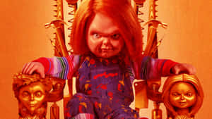 殺手娃娃 Chucky 坐在由武器製成的王座上，旁邊有金色娃娃頭。