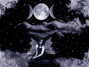 擁有裝飾性翅膀的仙女坐在雲端上，下方是三個月亮和星星的夜空。