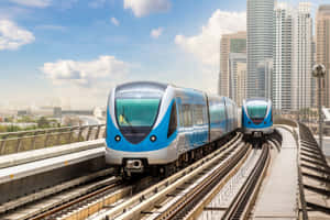 兩輛現代列車在高架軌道上，繁忙城市中高樓林立，藍天白雲。