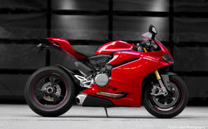 黑色瓷磚背景的攝影棚中的紅色Ducati電單車。 — 機車 壁紙