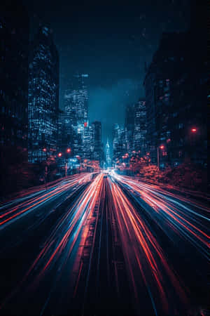 城市車流的霓虹光線照亮了摩天大樓之間的夜間城市峽谷。