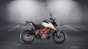 灰色混凝土車庫中，聚光燈下的橙色和白色KTM Duke電單車。 — 機車 壁紙