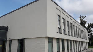 現代白色建築，灰色窗戶，建築線條簡潔。