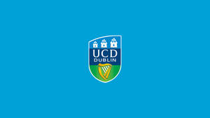 藍色背景上的UCD Dublin大學徽章。